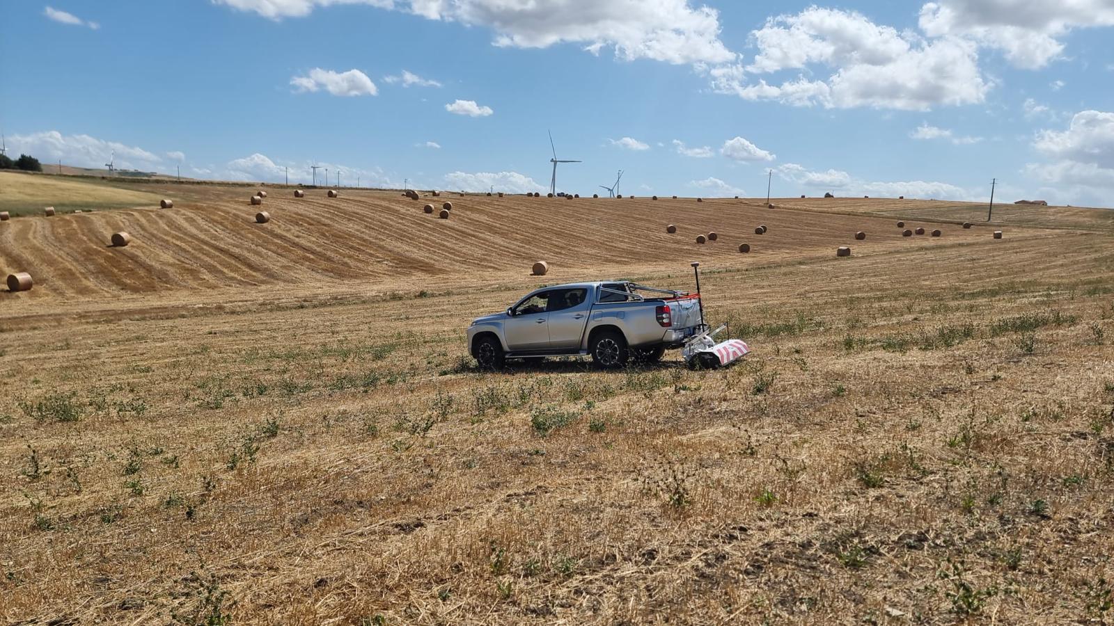 Pick-up Novatest con GPR ImpulseRadar Raptor multiarray Vehicle Mount durante rilievo archeologico estensivo su campo agricolo